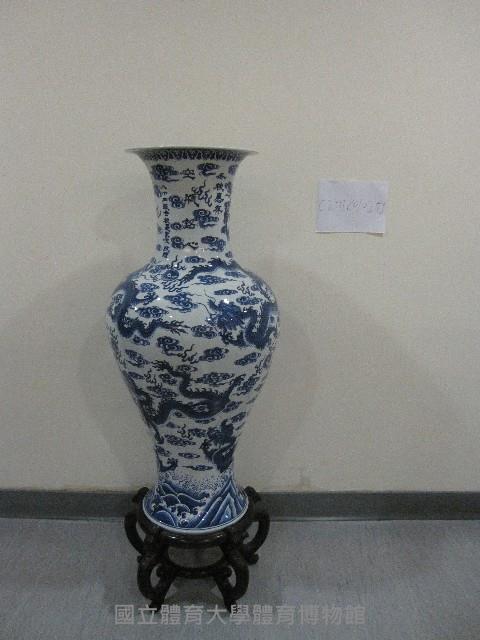 空瓶銘心大花瓶-國立體育學院84級畢業生贈藏品圖，第1張