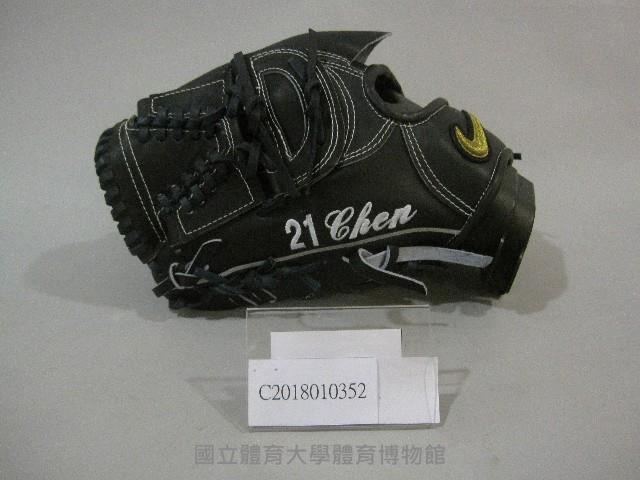Nike黑色棒球投手手套-陳偉殷贈藏品圖，第1張