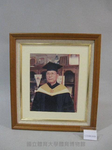 蔡敏忠院長穿學士服-相片(裝框)藏品圖，第1張