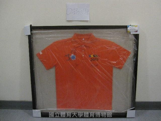美國田徑隊教練簽名在國立體育大學30週年紀念衫(裝框)藏品圖，第1張