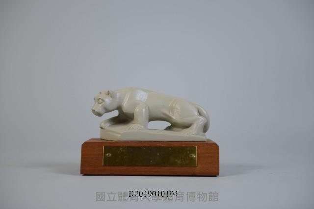 賓州大學表揚周宏室博士獎座紀念品藏品圖，第1張