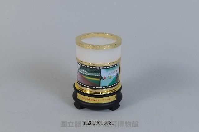哈爾濱體育學院50周年校慶紀念品-仿玉琮筆筒藏品圖，第1張