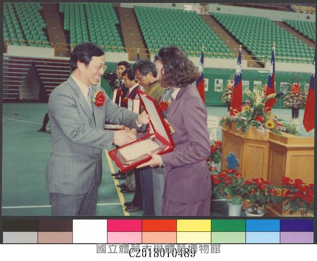 邱金松校長頒獎握手-相片藏品圖，第1張