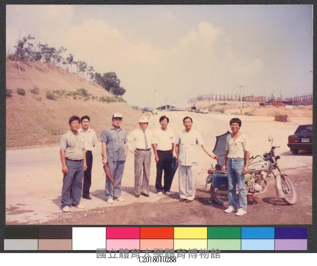 蔡敏忠院長巡視合影3(國立體育學院創校照)-相片藏品圖，第1張