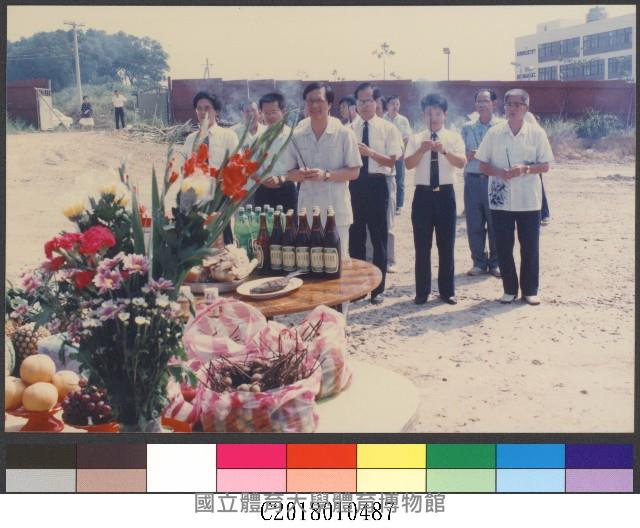 邱金松校長主持田徑場開工儀式進行拜禮活動-相片藏品圖，第1張