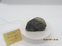 含輝長岩捕獲岩的角閃石安山岩藏品圖，第1張