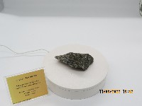 含輝長岩捕獲岩的角閃石安山岩藏品圖，第1張