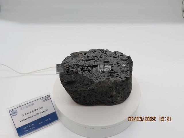 多氣孔玄武質安山岩藏品圖，第1張