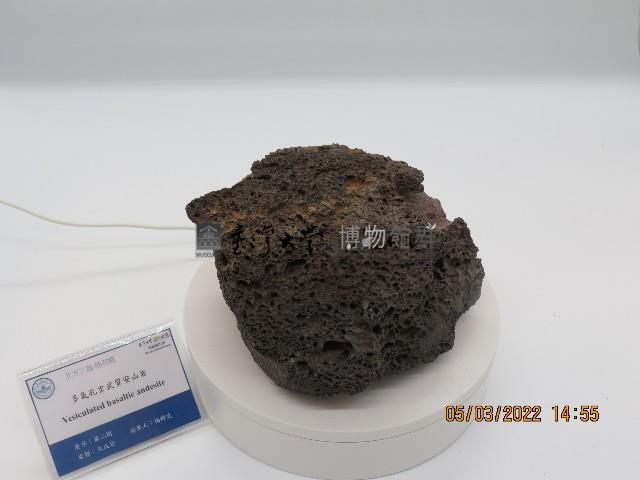 多氣孔玄武質安山岩藏品圖，第1張