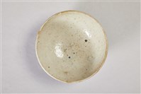 彩繪刻花白陶碗藏品圖，第3張