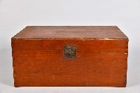 素面紅漆衣物箱藏品圖，第1張