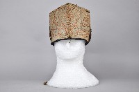 白底吉祥紋刺繡方形童帽藏品圖，第1張