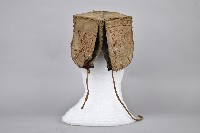 白底吉祥紋刺繡方形童帽藏品圖，第2張