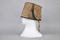 白底吉祥紋刺繡方形童帽藏品圖，第3張