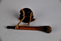 竹製菸斗及皮革製菸草攜袋藏品圖，第1張