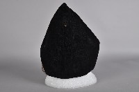 黑底幾何紋刺繡童帽藏品圖，第2張