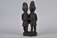 雙人倒捧山豬雕刻藏品圖，第2張