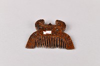 牛角形人面木梳藏品圖，第3張