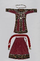 十字繡綴貝紫紅底女性服飾藏品圖，第2張