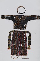 十字繡黑底男性服飾藏品圖，第1張