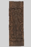 浮雕裸身男性人像百步蛇紋木柱藏品圖，第1張