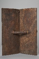 浮雕人面百步蛇紋木盾藏品圖，第2張