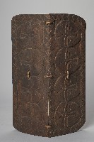 浮雕人面百步蛇紋木盾藏品圖，第1張