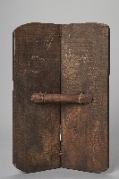 浮雕人面百步蛇紋木盾藏品圖，第2張