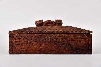 浮雕人面幾何紋木箱藏品圖，第1張