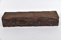 浮雕人面百步蛇紋木製單人枕藏品圖，第1張