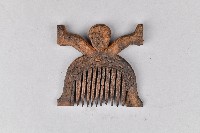 浮雕半身人形木製梳藏品圖，第1張