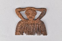 鏤雕人形木製梳藏品圖，第1張