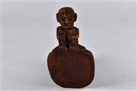 半蹲抱膝人像造型飯匙藏品圖，第1張