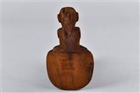 半蹲抱膝人像造型飯匙藏品圖，第2張