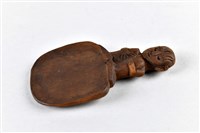 半蹲抱膝人像造型飯匙藏品圖，第3張