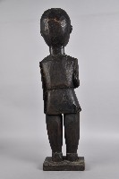 右手持杯戴帽男性立像人偶藏品圖，第2張