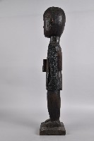 右手持杯戴帽男性立像人偶藏品圖，第3張