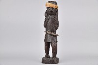 獵人肩扛山豬立像人偶藏品圖，第1張