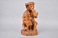 抽菸抱孩男性坐像人偶藏品圖，第1張