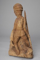 手持刺槍男性坐像人偶藏品圖，第2張