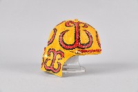黃底紅黑紋皮製帽藏品圖，第2張
