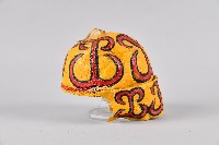 黃底紅黑紋皮製帽藏品圖，第3張
