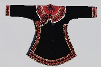  黑底紅邊飾女長衣藏品圖，第1張