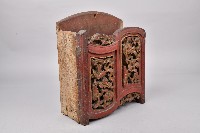 紅漆書卷式木製香筒藏品圖，第1張