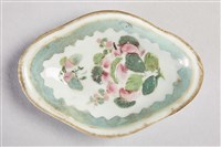 菱形粉花綠葉紋瓷碟藏品圖，第3張