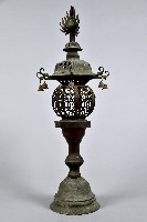 透雕捲草紋掛鈴油燈台-1藏品圖，第2張