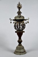 透雕捲草紋掛鈴油燈台-1藏品圖，第3張