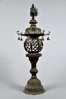 透雕捲草紋掛鈴油燈台-1藏品圖，第4張