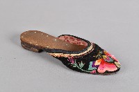 黑底紅花刺繡拖鞋-右藏品圖，第1張