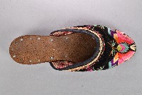 黑底紅花刺繡拖鞋-右藏品圖，第2張